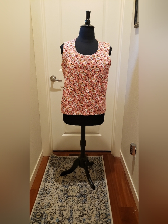 Liz Claiborne Tops - Liz Claiborn Floral Scoop Neck Tank Top in Pink Daisy Print